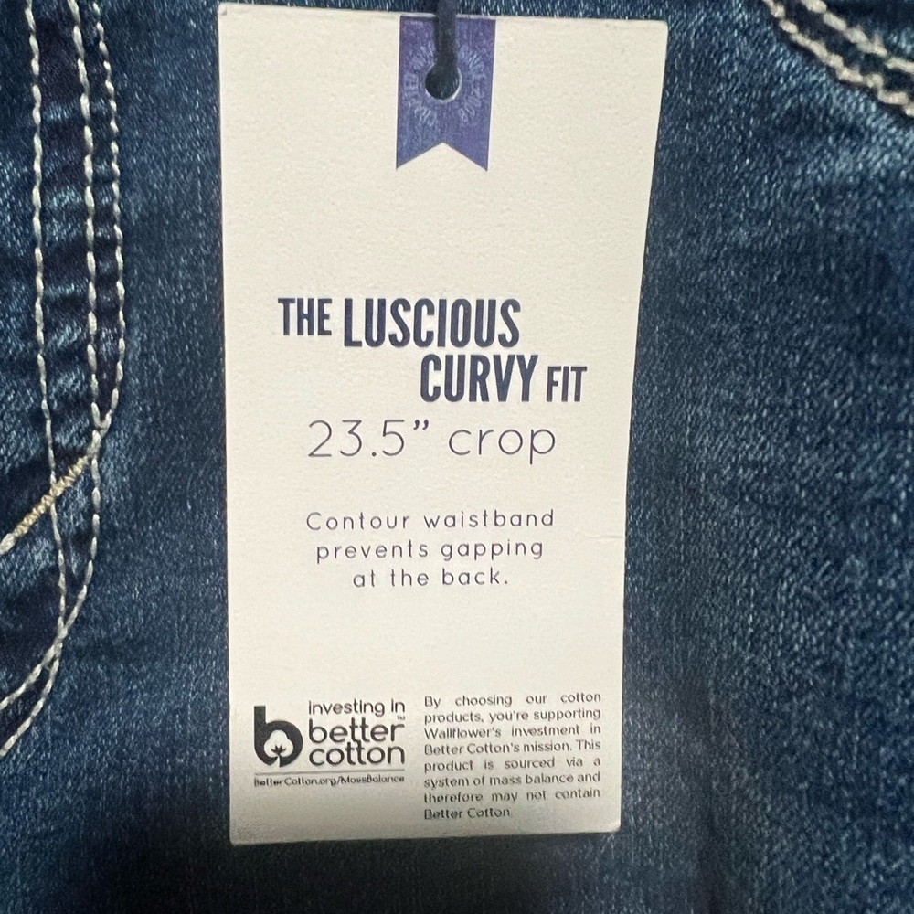 Wallflower THE LUSCIOUS
CURVY FIT
23.5" crop, New with Tags - Picture 6 of 6